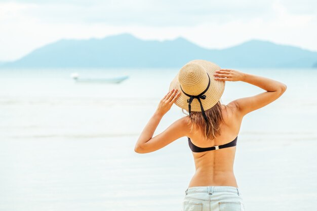 Mujer disfrutando de playa relajante en verano