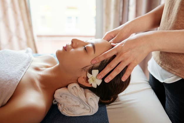 Mujer disfrutando de procedimientos de spa