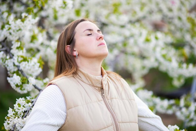 Mujer disfrutando de la serenidad en las flores de primavera