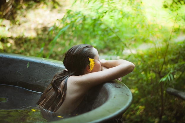 mujer disfrutando del spa en jacuzzis al aire libre