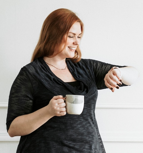 Mujer disfrutando de su café de la mañana