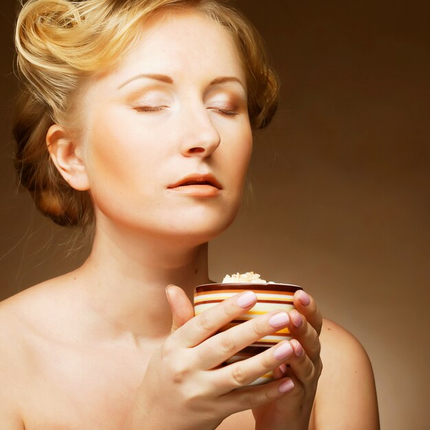 Mujer disfrutando de su café en una taza