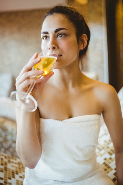 Mujer disfrutando de su copa de champán