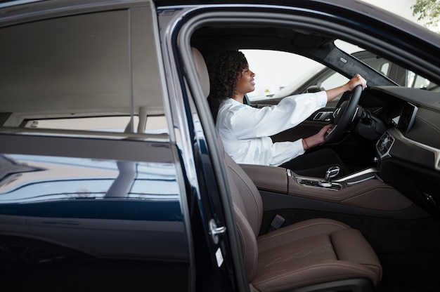 Mujer disfrutando de su independencia financiera mientras compra un coche