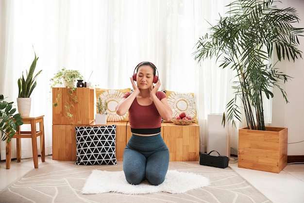 Foto mujer disfrutando de su música favorita