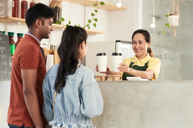 Mujer disfrutando vendiendo café