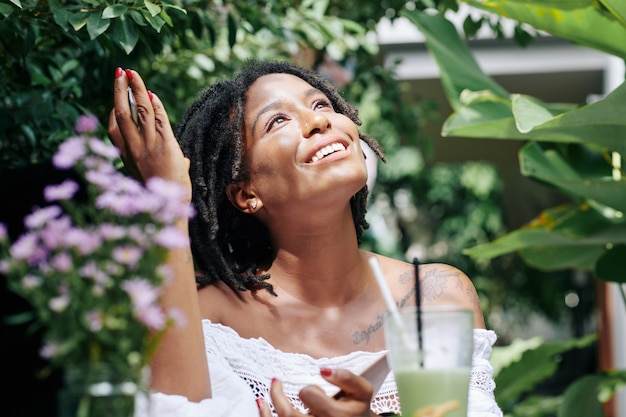 Mujer disfrutando del verano