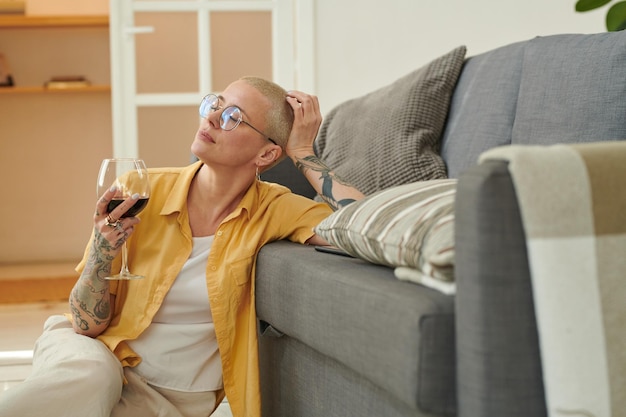 Mujer disfrutando del vino tinto en casa