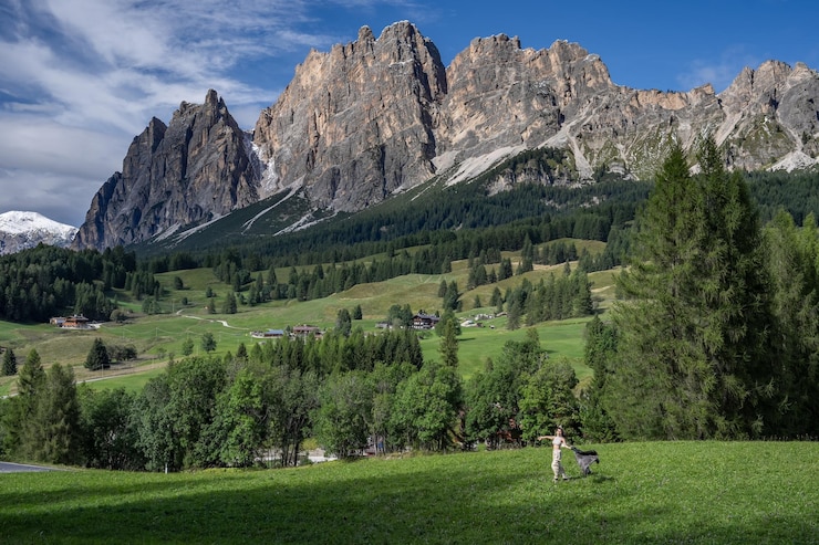Foto mujer disfrutando de la vista de cortina d ampezzo montañas paisaje dolomitas italia
