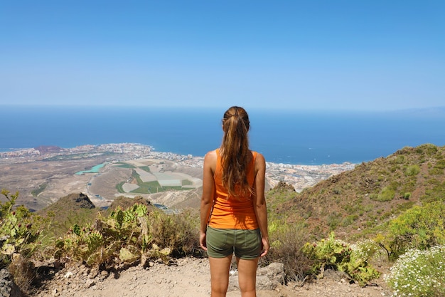 Mujer disfrutando de la vista en la isla de Tenerife