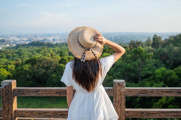 Mujer disfrutando de la vista de la montaña