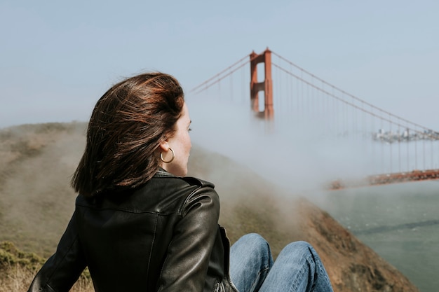 Mujer disfrutando de la vista del puente Golden Gate en San Francisco