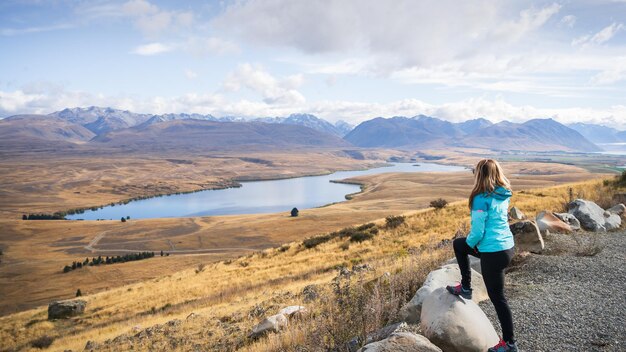 Mujer disfrutando de las vistas del hermoso paisaje alpino de otoño con lagos y montañas Nueva Zelanda