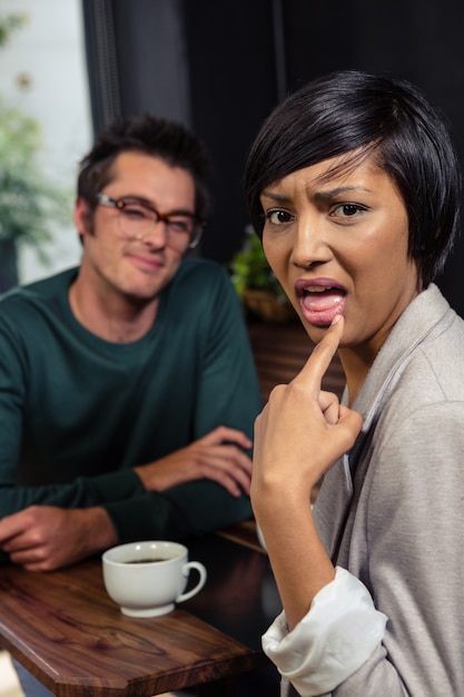 Mujer disgustada hablando con hombre