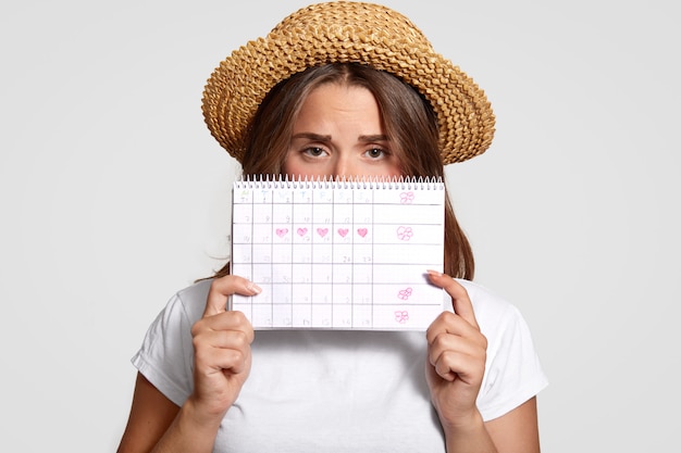 Foto mujer disgustada tiene calendario de períodos