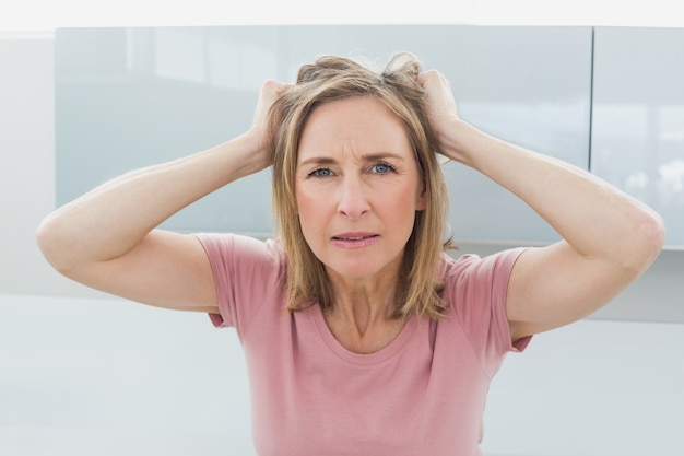 Mujer disgustada tirando de su cabello