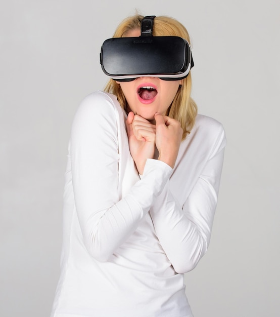 Mujer con dispositivo VR. La mujer con gafas de realidad virtual. Mujer joven divertida con VR. Mujer con realidad virtual.