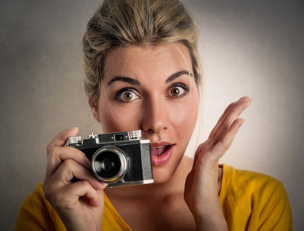 Mujer divertida con una camara