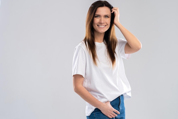 Mujer divertida sobre fondo blanco modelo femenino alegre alegre emoción humana positiva expresión facial lenguaje corporal