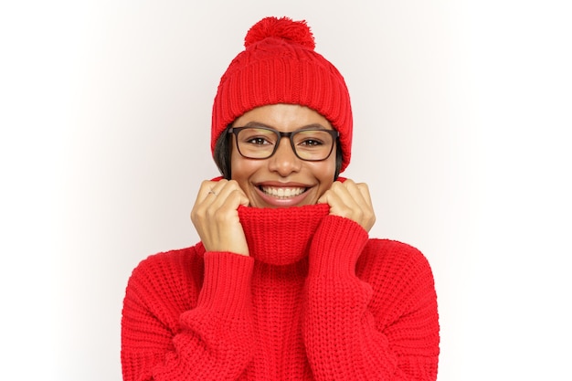 Mujer divertida vistiendo un suéter y gorro de punto cálido mujer afroamericana vestida con ropa de invierno