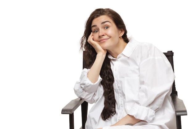 Mujer con divertidas emociones meme en pared blanca