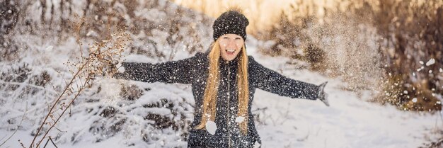 Mujer se divierte en invierno lanza banner de nieve formato largo