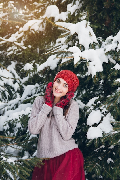 Mujer divirtiéndose en el bosque de invierno