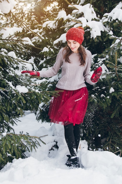 Mujer divirtiéndose en el bosque de invierno