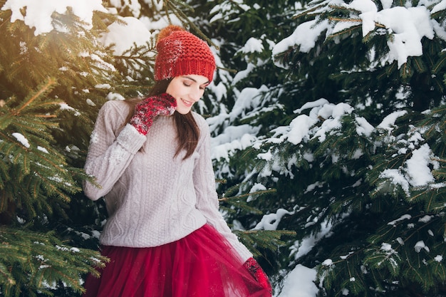 Mujer divirtiéndose en el bosque de invierno