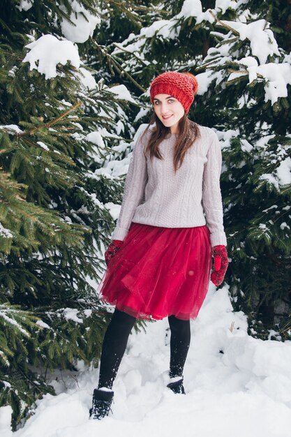 Mujer divirtiéndose en el bosque de invierno