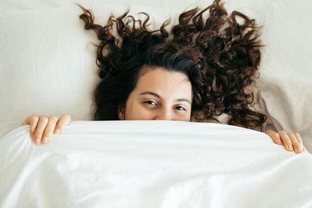 Foto mujer divirtiéndose en la cama