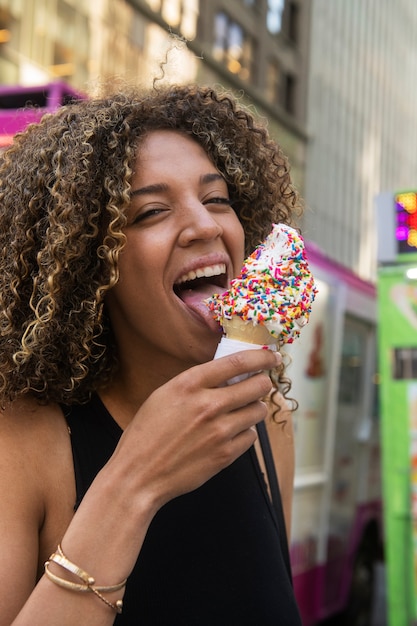 Mujer divirtiéndose en el festival de comida