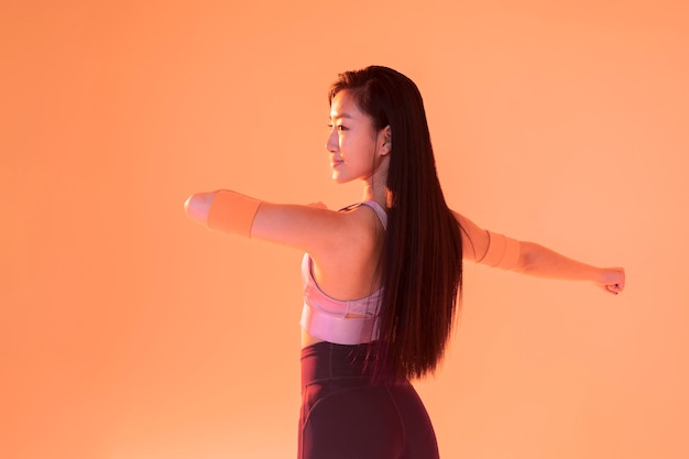 Foto mujer divirtiéndose en zumba