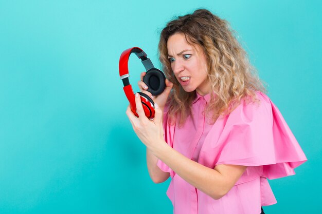 Mujer DJ en camisa con auriculares