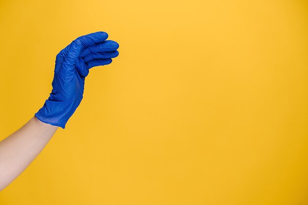 Mujer doblando los dedos de la mano rápidamente, usa guantes