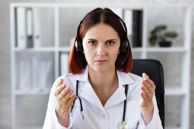 Mujer Doctora consulta por videollamada Asistencia médica online.