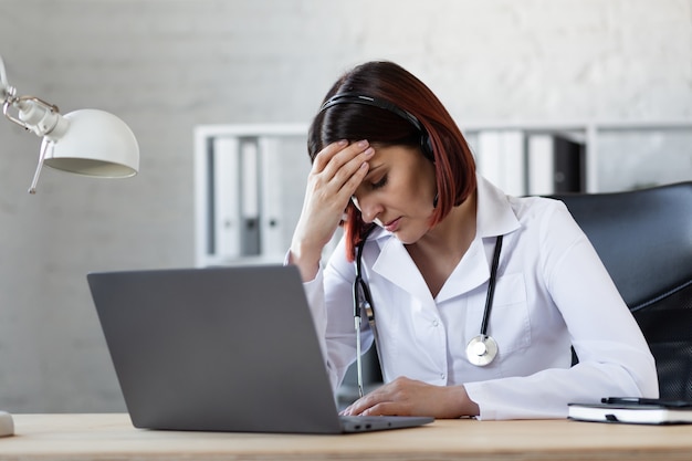 Mujer Doctora consulta por videollamada Asistencia médica online.