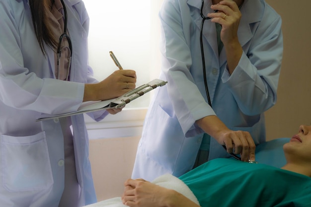 mujer doctora consultando el formulario de llenado del paciente en la consulta.