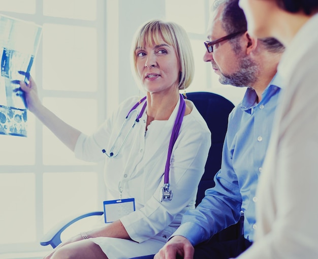 Mujer doctora explicando los resultados de la radiografía al paciente