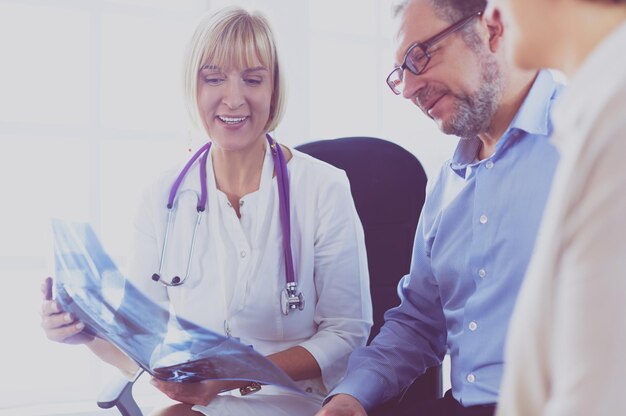 Mujer doctora explicando los resultados de la radiografía al paciente