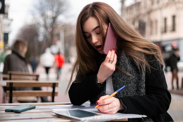 Mujer con documentos en la calle.