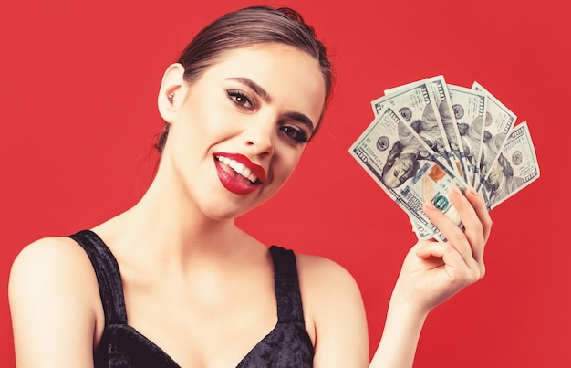 Mujer con dólares en la mano. Retrato mujer sosteniendo billetes de dinero. Chica con dinero en efectivo en billetes de dólar. Mujer con mucho dinero en dólares. Concepto de lujo, belleza y dinero.