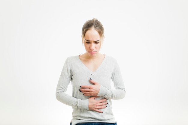 Foto mujer con dolor de barriga