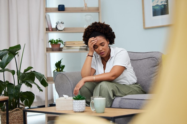 Mujer con dolor de cabeza y estrés en el hogar con ansiedad, depresión y trauma de la deuda Niña triste en la sala de estar con problemas de psicología de crisis y dolor por el miedo al error y cansada del riesgo de salud mental