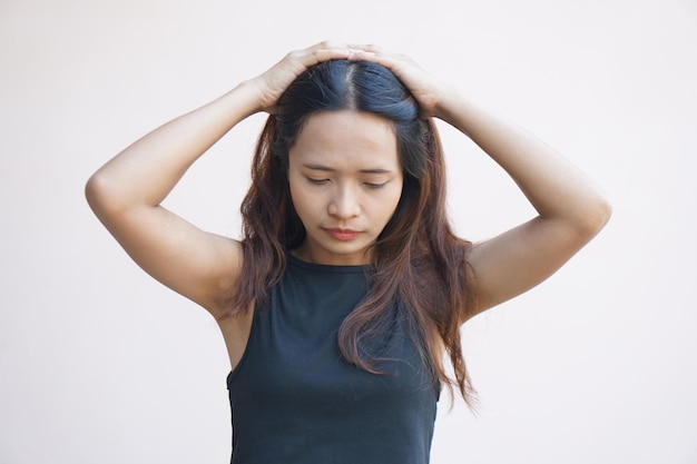 Mujer con dolor de cabeza por exceso de trabajo sin suficiente descanso