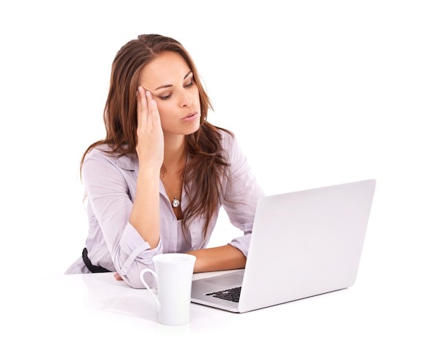 Mujer con dolor de cabeza, fallo en la computadora portátil y agotamiento tecnológico en fondo blanco, estrés, trabajador cansado y error en línea con migraña en el estudio 404 en Internet con crisis de sitio web de negocios