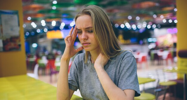 mujer con dolor de cabeza