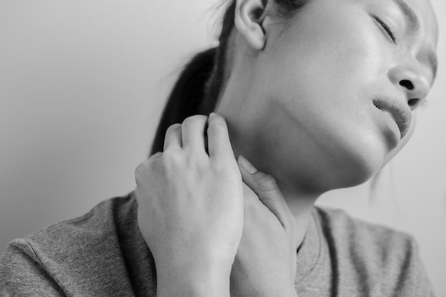 Mujer con dolor de cuello. Concepto mujer que sufre de dolor en el cuello.