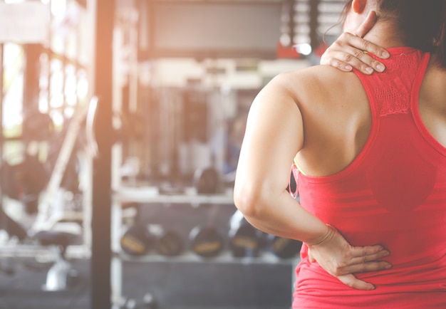 Mujer con dolor de cuello, masaje del cuerpo femenino.