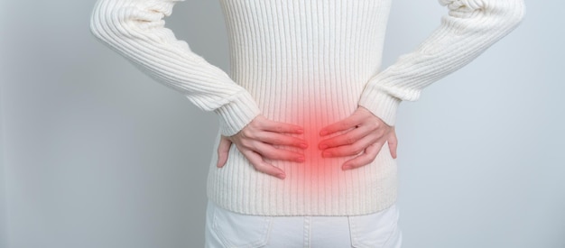 mujer con dolor de espalda sistema urinario y piedras cáncer día mundial de riñón crónico